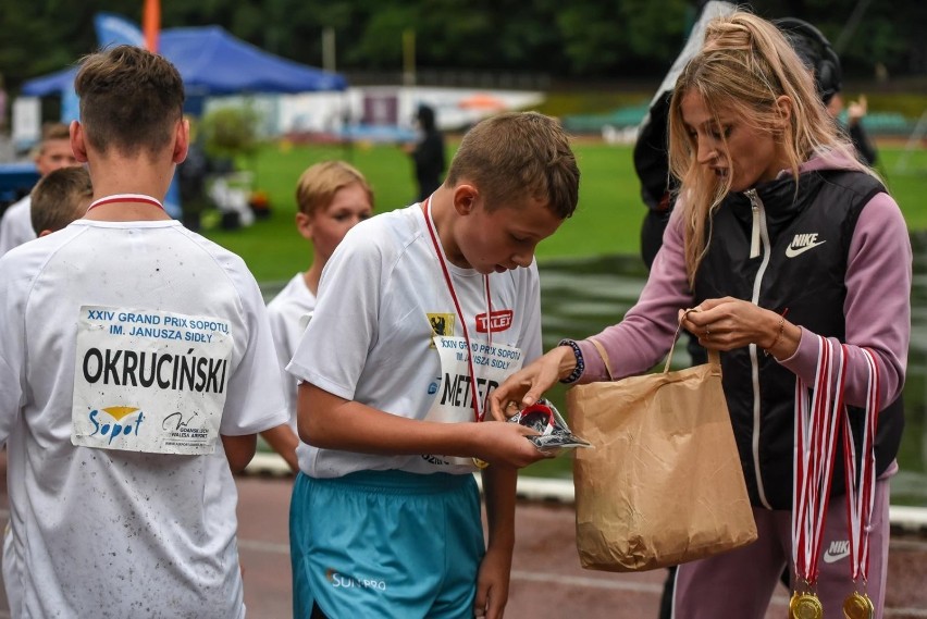 Angelika Cichocka wręczała medale młodym lekkoatletom...