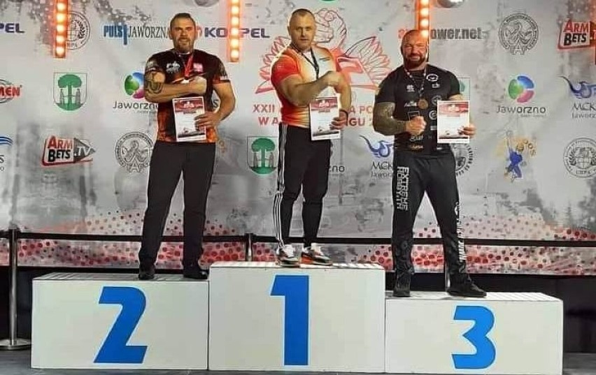 Makowski policjant Dariusz Popiołek medalistą XXII Mistrzostw Polski w Armwrestlingu w Jaworznie, 9-10.04.2022