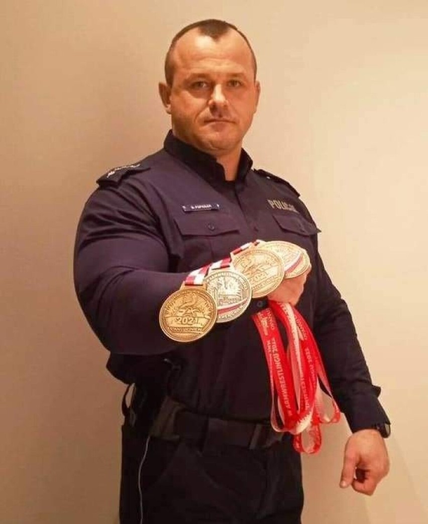 Makowski policjant Dariusz Popiołek medalistą XXII Mistrzostw Polski w Armwrestlingu w Jaworznie, 9-10.04.2022