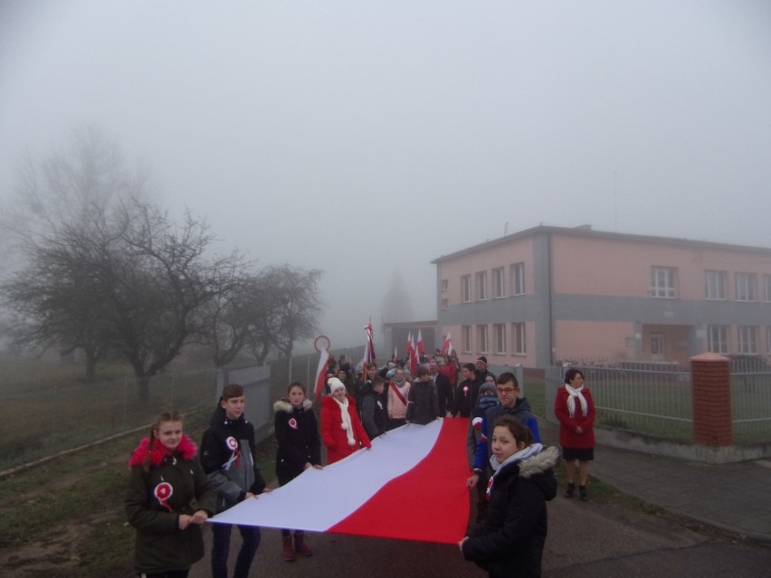 Uczniowie Szkoły Podstawowej w Białaszewie przeszli w marszu...