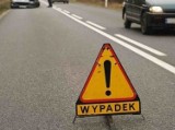 Wypadek samochodowy na alei Armii Krajowej w Gdańsku 23.11.2020 r. Jedna osoba poszkodowana, auto na torach