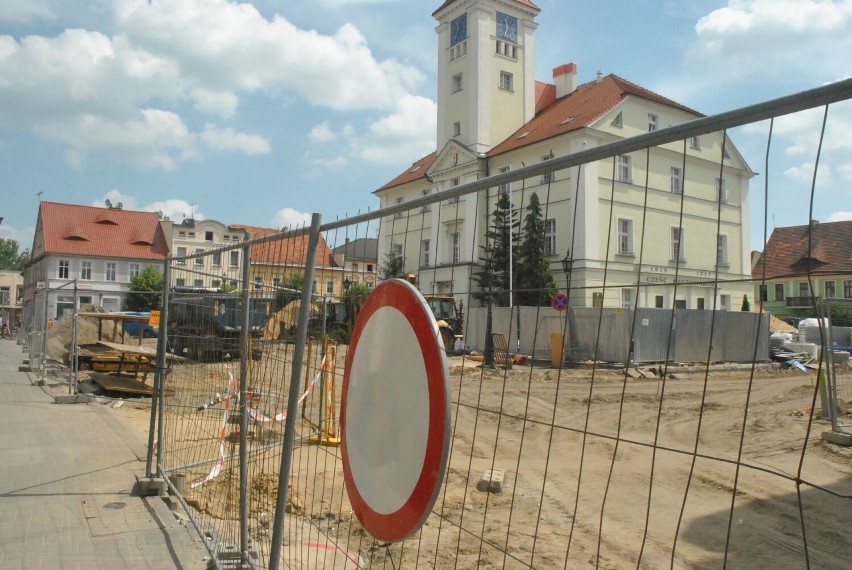 KOŚCIAN. Rewitalizacja Rynku i ul. Wrocławskiej na półmetku. Kościaniacy przyzwyczaili się już do widoku ogrodzeń i ekip remontowych [FOTO]