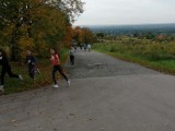 W Choroniu uczniowie  biegali w piękniej Alei Lipowej. Biegi Przełajowe gminy Poraj   ZDJĘCIA