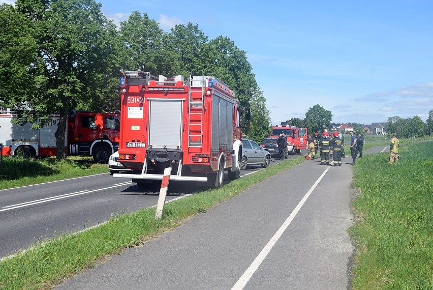 Pod Stargardem zderzyły się dwa samochody. W jednym było dziecko. Wcześniej starszy kierowca potrącił starszą pieszą 