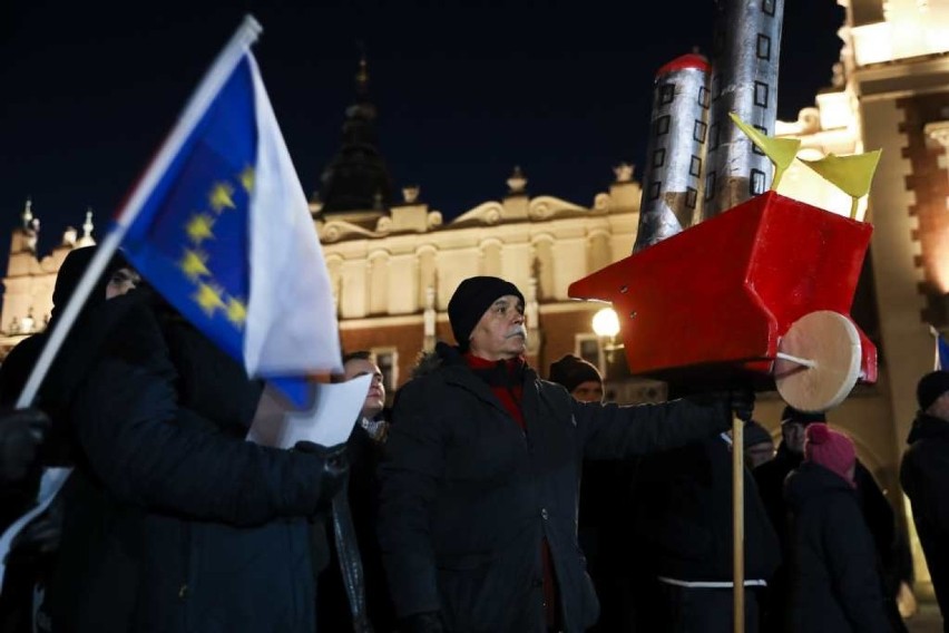 "Zatrzymać gnicie państwa". Demonstracja na Rynku w Krakowie