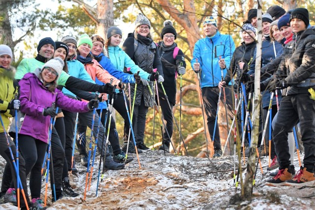 Bolące Piszczele Bełchatów grupa Nordic Walking na niedzielnym marszu Pod Ługami