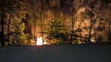 Nocny pożar na złomowisku w Wałbrzychu! Spłonęły trzy samochody ciężarowe, słychać było huk wystrzałów
