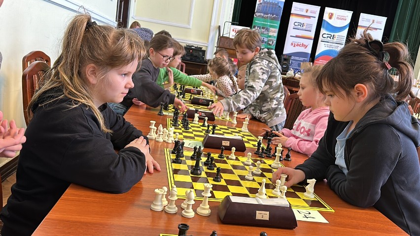 Dzieci i młodzież z trzech powiatów uczestniczyli w turnieju szachowym w Skierniewicach
