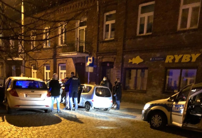 Akcja policji w centrum Włocławka. Pijany 27-letni kierowca fiata seicento zatrzymany [zdjęcia]