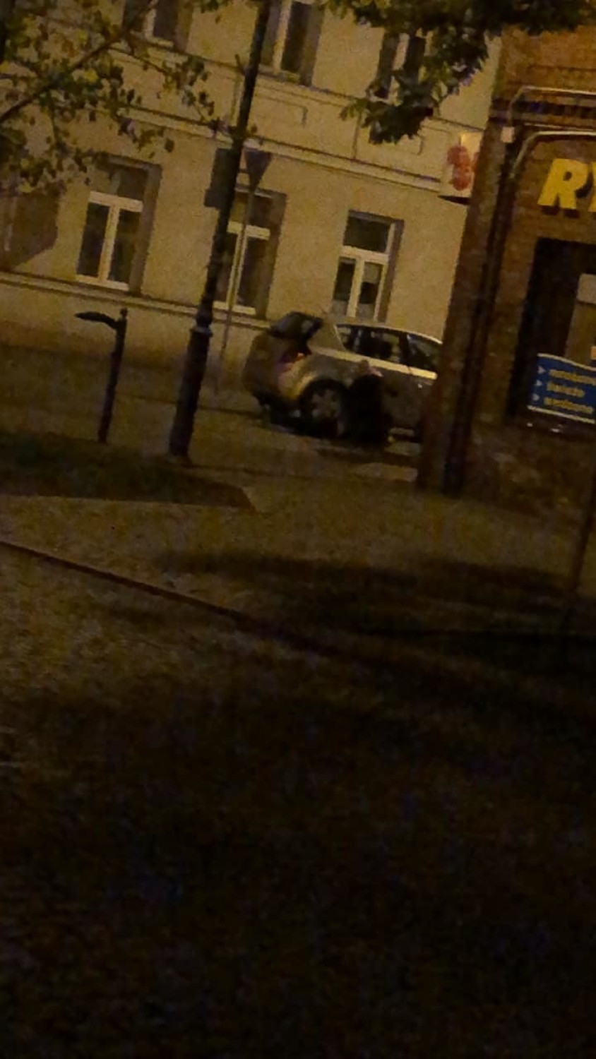 Akcja policji w centrum Włocławka. Pijany 27-letni kierowca fiata seicento zatrzymany [zdjęcia]