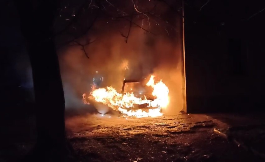 Pożar samochodu w Pieńsku. Od mercedesa zapaliło się też...