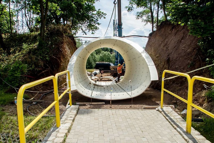 Szczawno-Zdrój: Montaż wielkiej konstrukcji tunelu dla pieszych (ZDJĘCIA)