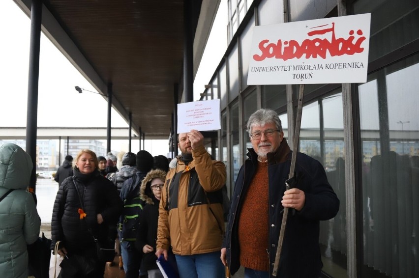 Toruń. Większe podwyżki na UMK? Po spotkaniu związkowców z rektorem. Są konkrety!