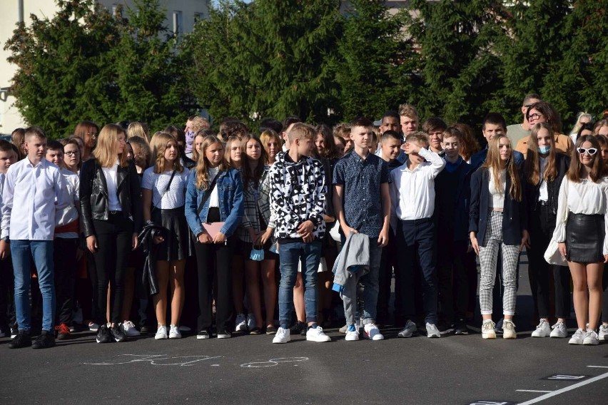 Rozpoczęcie roku szkolnego 2021/22 w Szkole Podstawowej numer 4 w Wągrowcu. Na boisku odbył się uroczysty apel