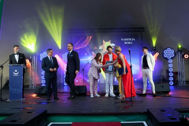 W Amfiteatrze Letnim w Tarnowie uhonorowano i wyróżniono twórców, którzy wykazali się wybitnymi osiągnięciami w dziedzinie kultury oraz wręczono szereg innych nagród