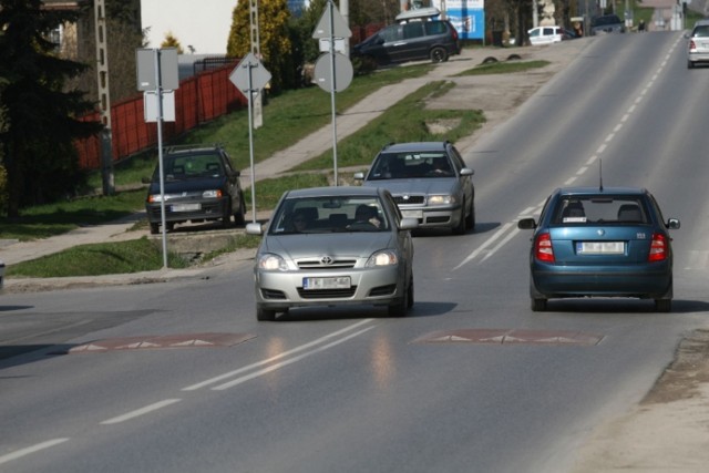 Na ulicy Ściegiennego w rejonie skrzyżowania z ulicą Prusa w Kielcach zamontowano progi zwalniające, które nie wiele dają, ponieważ kierowcy mogą je ominąć na pełnej prędkości.