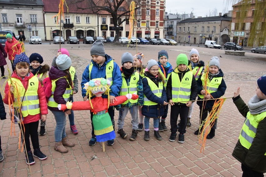 "Stereotypy na stos" Happening w Częstochowie. Topienie Marzanny ZDJĘCIA