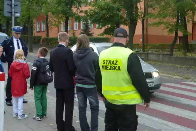 Policja w Chorzowie wypisywała mandaty za złe przechodzenie przez jezdnię.