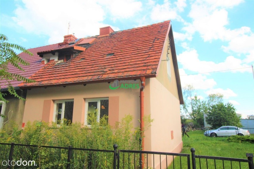 Oto najtańszy dom na sprzedaż we Wrocławiu. Możesz go kupić w cenie mieszkania. Cena: 295 000 złotych (ZDJĘCIA)