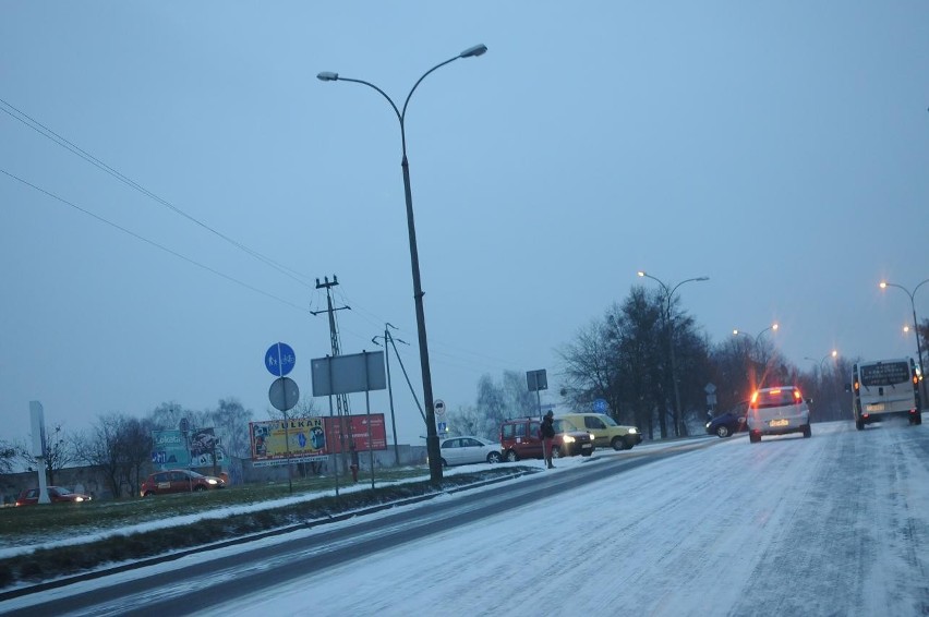 Śrem: ślizgawka na ulicach miasta. Spadł śnieg, na ulicach jest niebezpiecznie [ZDJĘCIA]