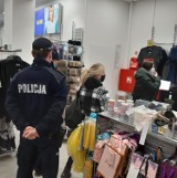 Oborniki. Policjanci sprawdzają przestrzeganie obostrzeń sanitarnych 