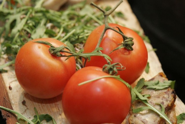 Do zrobienia chłodnika będą potrzebne 4 świeżo pokrojone w kostkę pomidory bez skóry i pestek