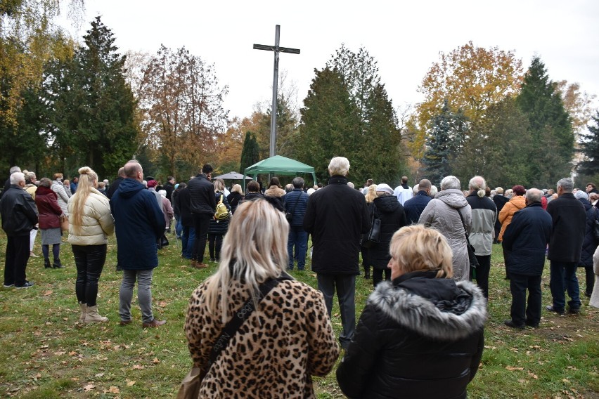 Tłumy odwiedzających groby na stargardzkim cmentarzu. W południe była procesja i pod krzyżem msza celebrowana przez księży z różnych parafii