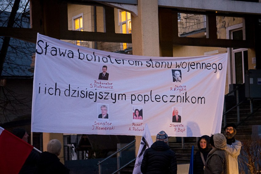 Zakopane. KOD protestował przed starostwem [ZDJĘCIA]