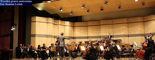 Orkiestra symfoniczna filharmonii częstochowskiej pod dyrekcją Adama Klocka. Fot. Damian Leciak