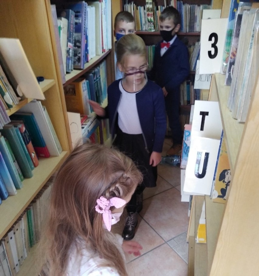 Gmina Kruszwica. Pierwszaki ze szkoły w Chełmcach zostały pasowane na czytelników [zdjęcia]