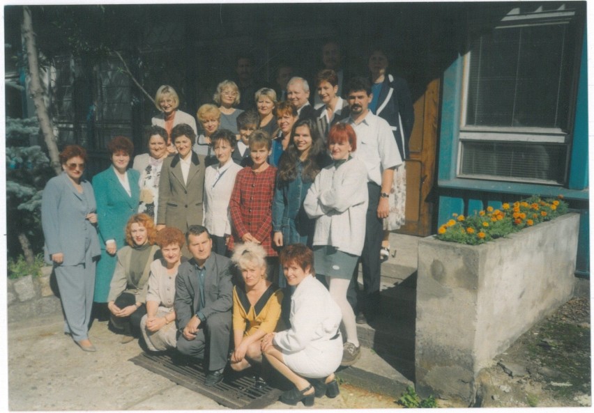 Rok 1998. Ekipa pracowników PKP przed wejściem do...
