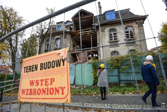 Willa przy ul. Orzeszkowej w Gdańsku wciąż niszczeje. Radni odbyli wizytację. Potrzeba milionów, by przywrócić willę... do stanu surowego