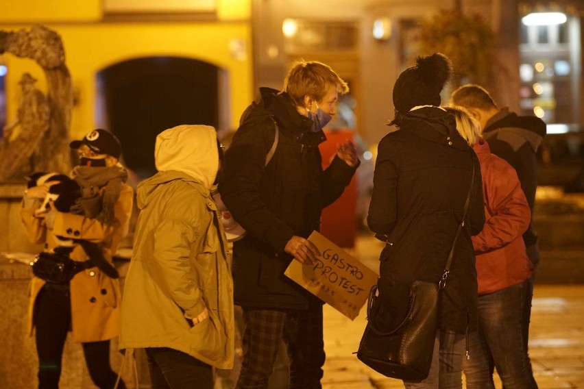 Mieszkańcy z Rynku przeszli pod biuro poselskie posłanki PiS...