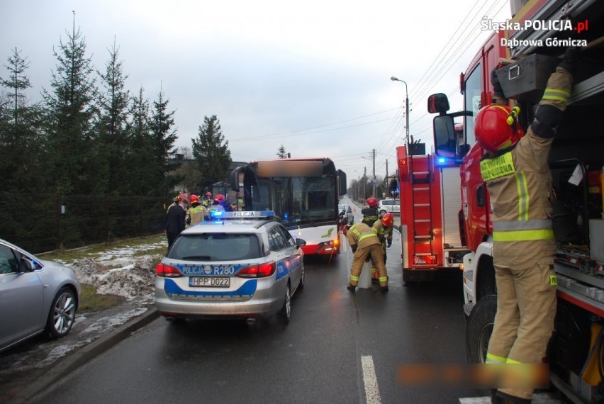 Osobówka zderzyła się z autobusem w Dąbrowie Górniczej. Auto było kradzione, a kierowca pijany!