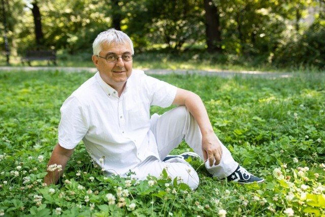 Prof. Szewczyk: Na koszonych raz w tygodniu trawnikach nie zakwitną kwiaty, nie przylecą na nie także owady