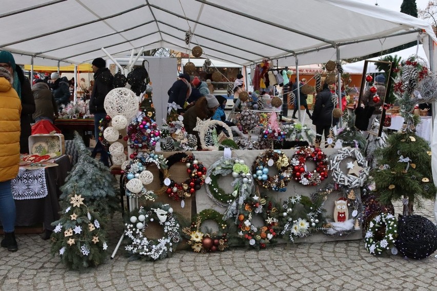 Jarmark Bożonarodzeniowy w Białej Podlaskiej: stroiki, ozdoby, sztuka ludowa, koronkarstwo oraz wiele innych. Zobacz zdjęcia