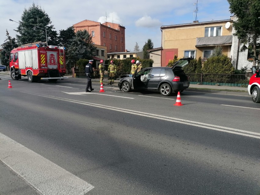 W Rakoniewicach samochód osobowy zderzył się z ciężarówką