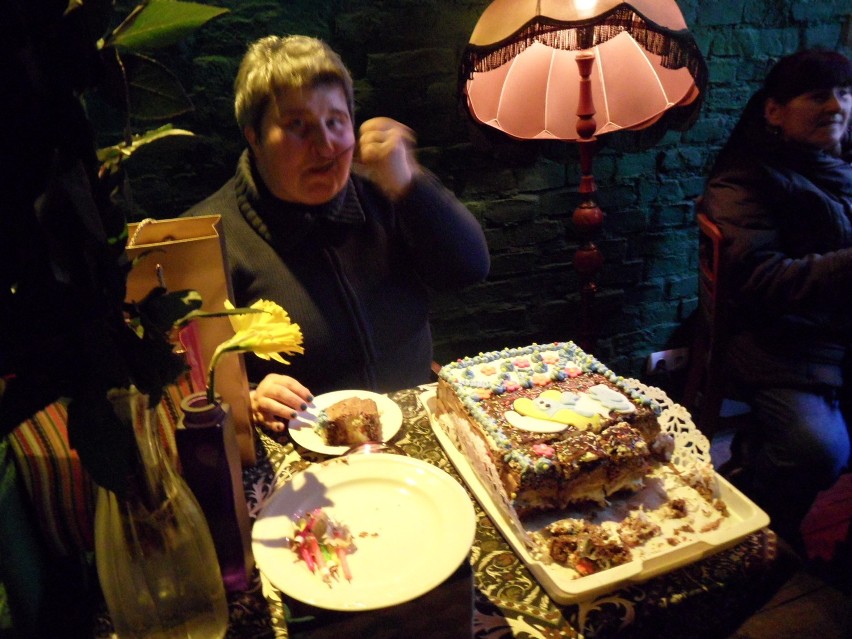 Bytom : Urodziny "Smerfetki" - mieszkańcy na Rynku zaśpiewali pani Grażynie 100 lat !
