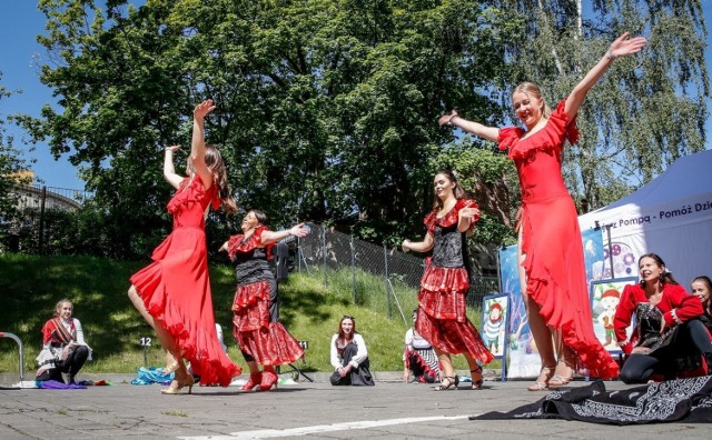 Dzień Dziecka. Animatorzy ze szkoły Just Dance - Studio Tańca i Animacji 1.06.2020 r. zaprezentowali specjalny program na parkingu UCK w Gdańsku