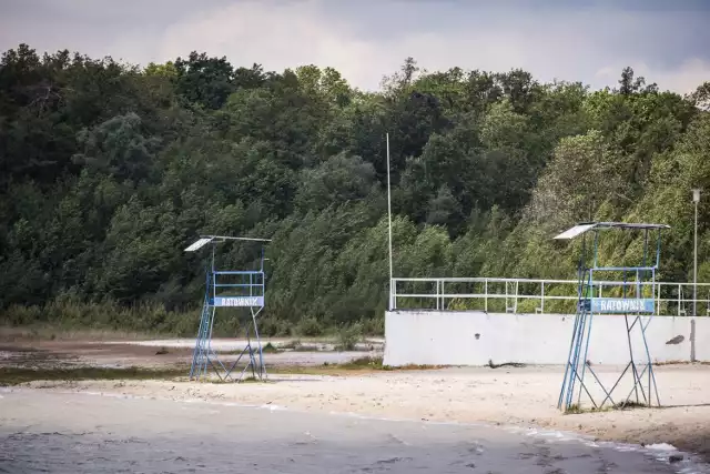 Jezioro Ostrowskie, Przyjezierze. Plaża cofnęła się o 10-15 metrów. 

Kolejne zdjęcie --->