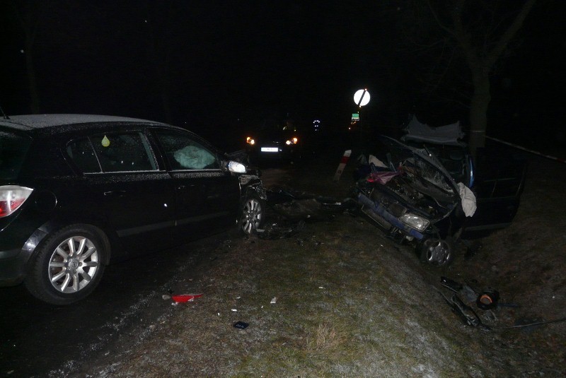 Tragiczny wypadek w Bukowie (gm. Ujazd) na drodze 713. Jedna osoba nie żyje, dwie ranne (zdjęcia)