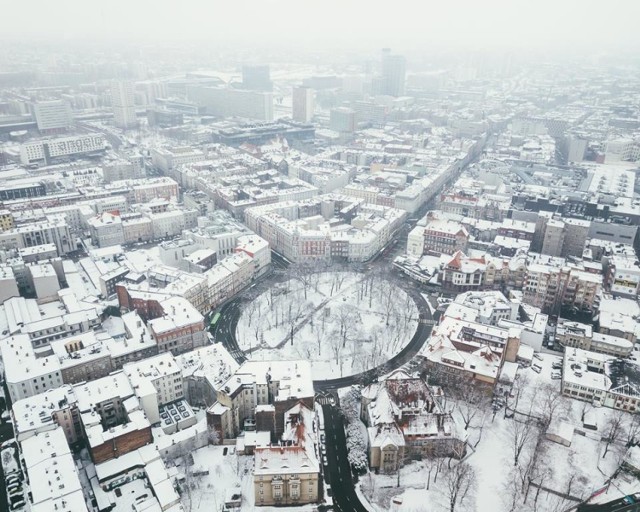 Zimowe zdjęcia Katowic z drona i z powierzchni, wykonane przez  Wiktora Kocota, posługującego się pseudonimem Kronikarz.