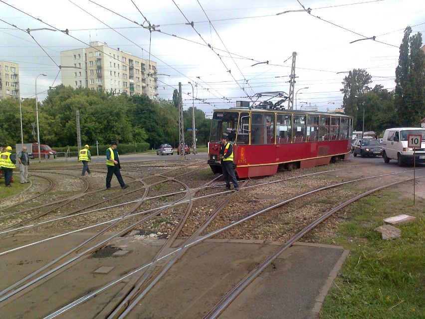 Trwa akcja usunięcia z torów wykolejonego tramwaju linii 44...