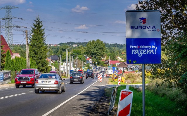 Inwestycję w ronda na ul. Krakowskiej w Skawinie mają usprawnić ruch na wjeździe do miasta 