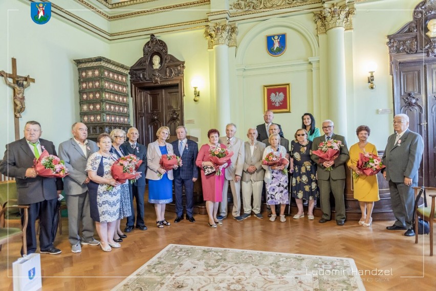 Nowy Sącz. Są razem 50 i 60 lat. Złote i Diamentowe gody w ratuszu. 11 par świętowało jubileusze małżeńskie