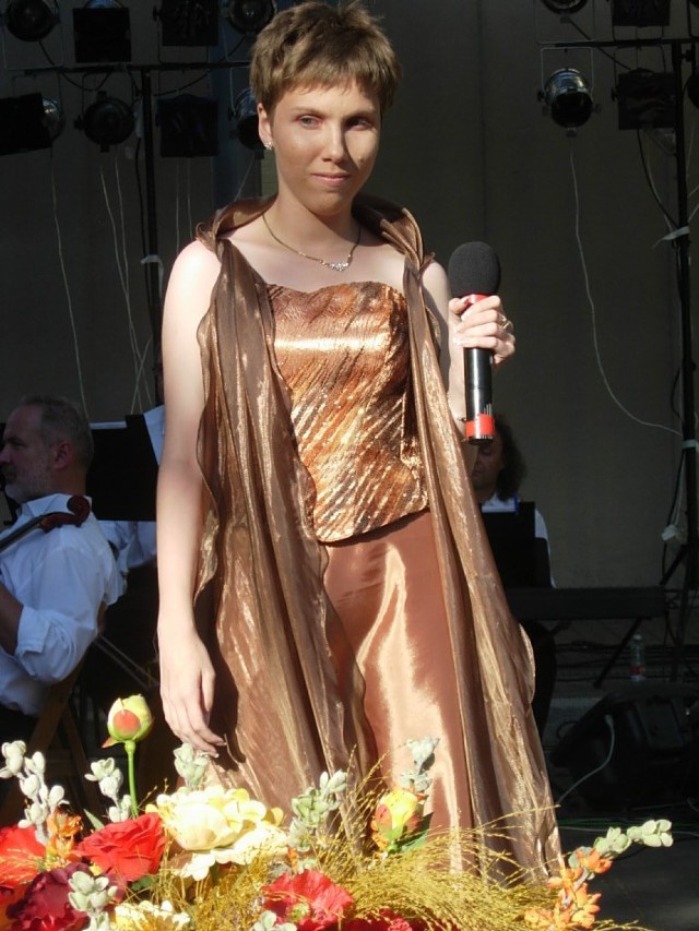 Aleksandra Daukszewicz założycielka stowarzyszenia zajmuje się nie tylko wolontariatem, lecz również śpiewem. Tu na festiwalu Impresje Artystyczne w Ciechocinku w 2008 roku.