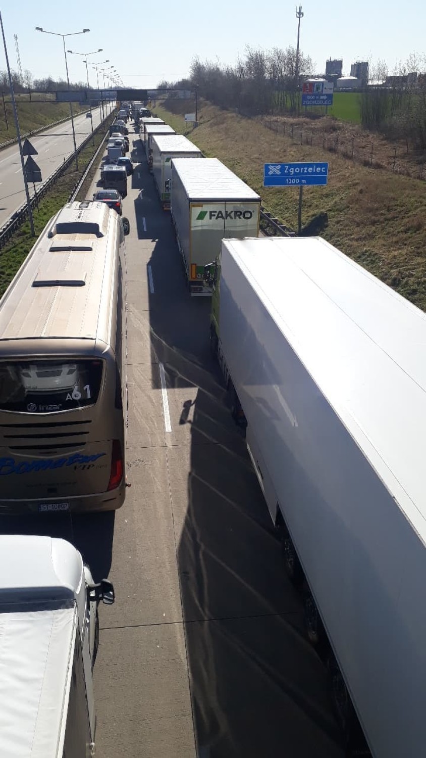 7 godzin- tyle czeka się obecnie na wjazd do Polski na autostradzie A4  [ZDJĘCIA/FILM]