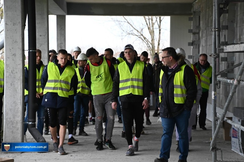 Piłkarze Polonii zwiedzili budowę nowego stadionu w Bytomiu....