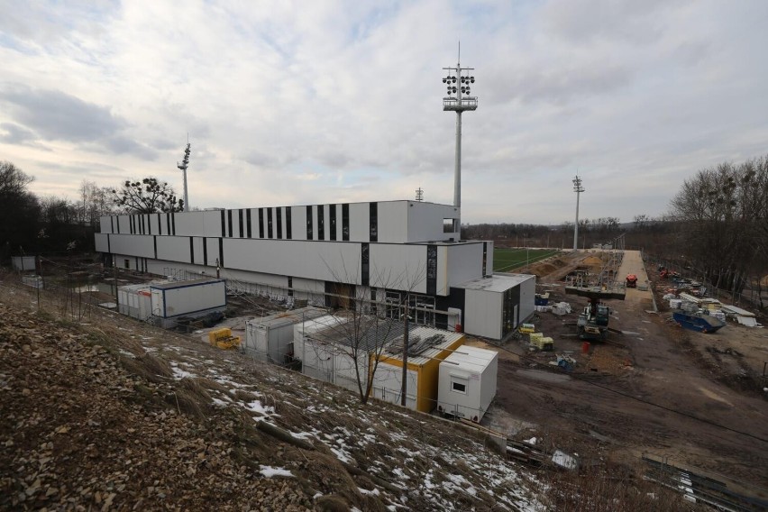 Piłkarze Polonii zwiedzili budowę nowego stadionu w Bytomiu....