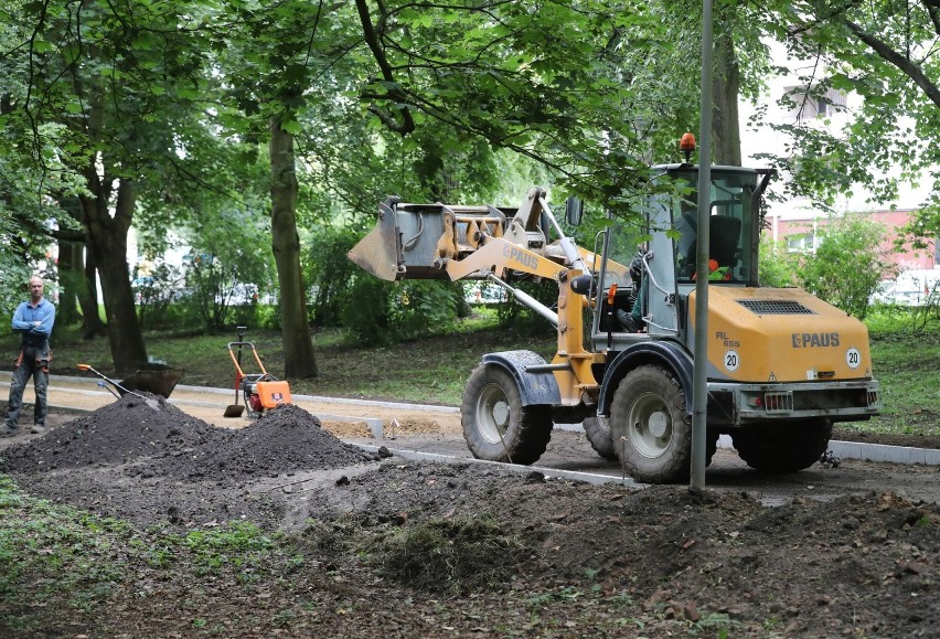 Trwa remont w Parku Żeromskiego. Powstają nowe alejki [ZDJĘCIA]